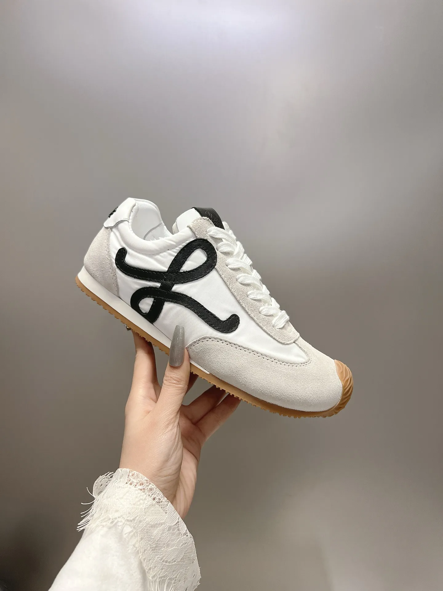 👟👟Ex-factory price 540👟👟 Original BALLET RUNNER2.0 Loewe ballet shoes! Asymmetrical toe shape, Loewe's signature design! Super soft, light and flexible wave pattern original T👟👟factory price U bottom, (not ordinary rubber bottom) original cover last + strong top craftsmanship wrapping feeling, first-class comfort! The 3D injection molded rubber LOEWE logo on the heel gives this shoe a retro and elegant interpretation, and incorporates modernity and LOEWE's unique style. There are so many colors and pictures will be updated one after another. Code number: 35-40 (41 customized)